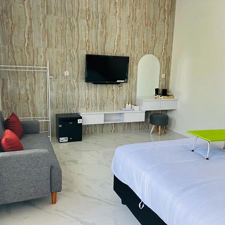 Urbanview Hotel Nimara Ngawi By Reddoorz Exterior foto