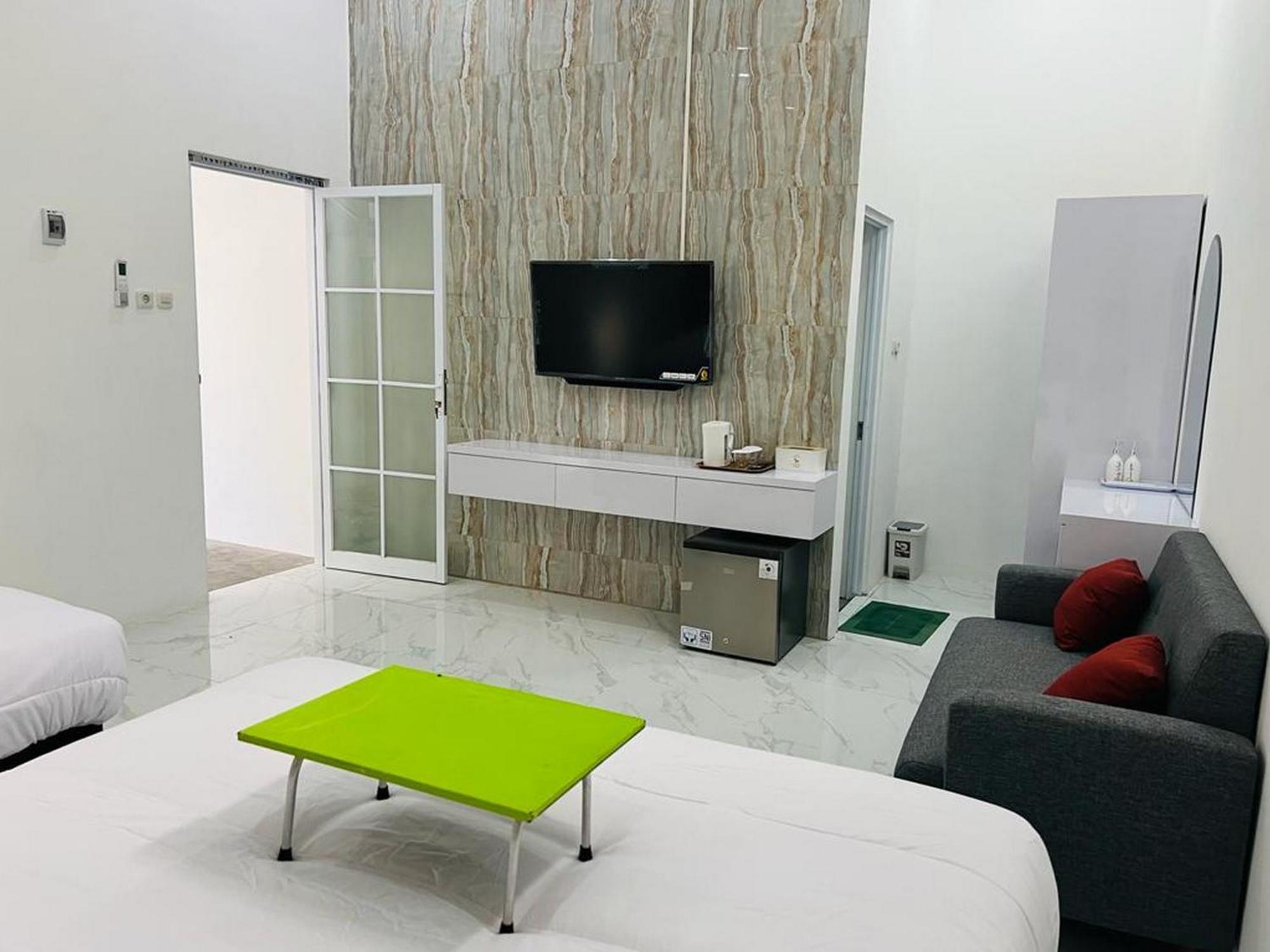 Urbanview Hotel Nimara Ngawi By Reddoorz Exterior foto