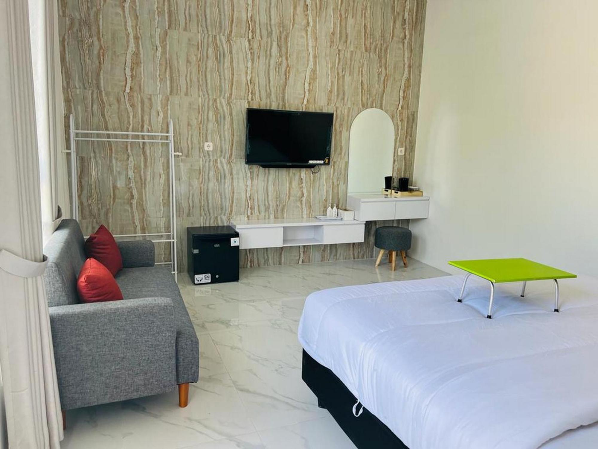 Urbanview Hotel Nimara Ngawi By Reddoorz Exterior foto
